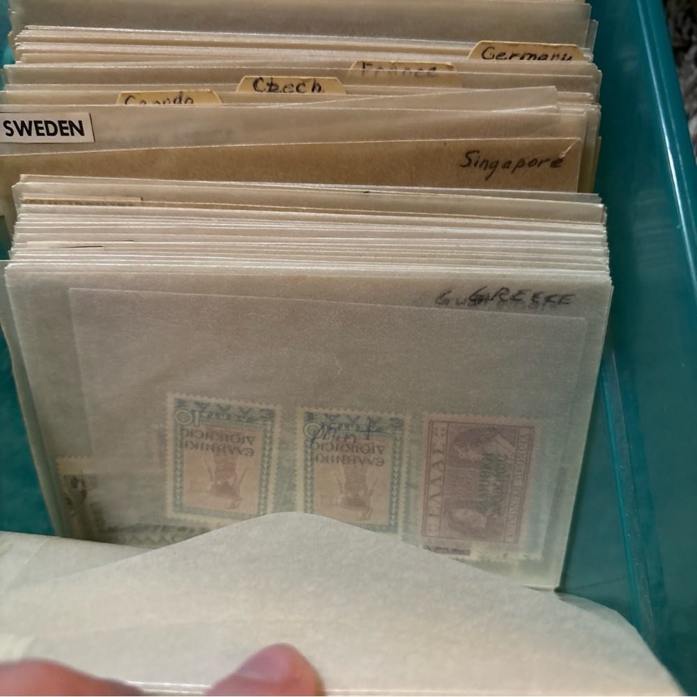 Assorted Vintage Postage Stamp Collection for Collectors: Worldwide - Picture 7 of 10